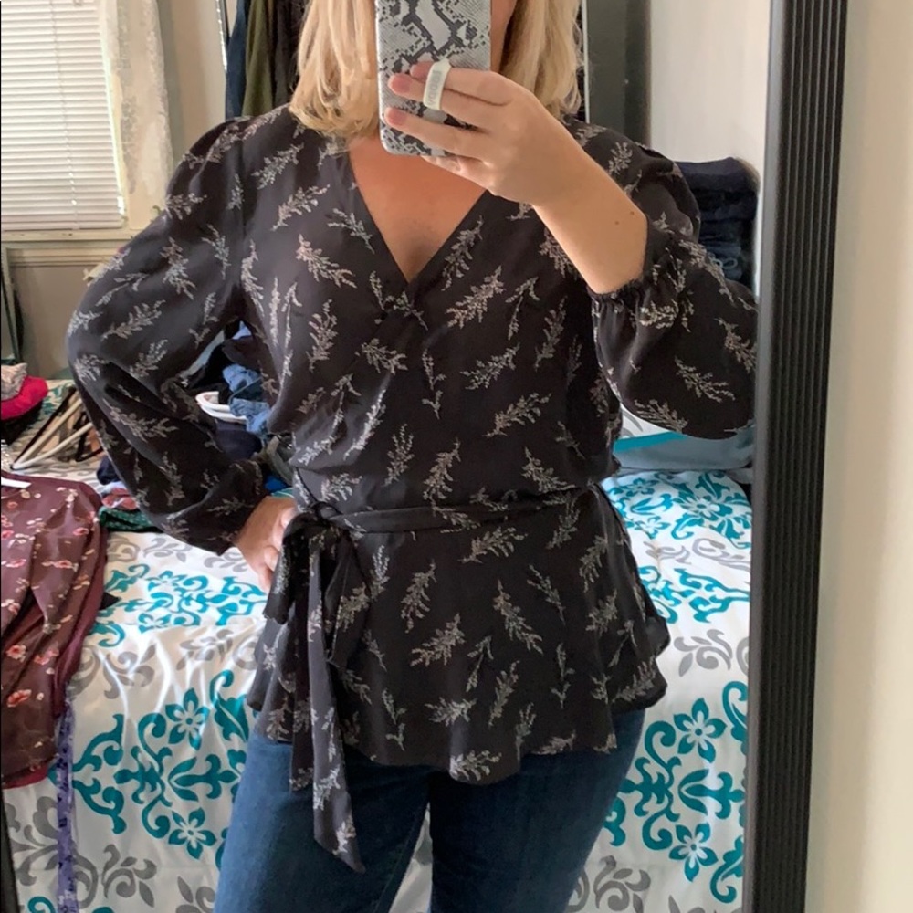 Loft true wrap top, size L, beautiful print